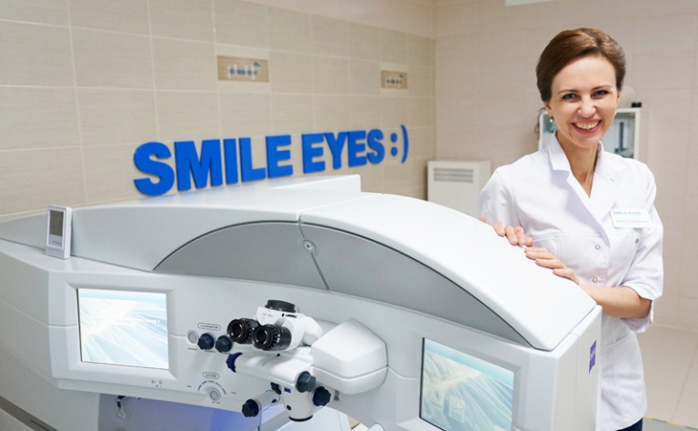 На фото: профессор Татьяна Юрьевна Шилова и лазер VisuMax от Zeiss.