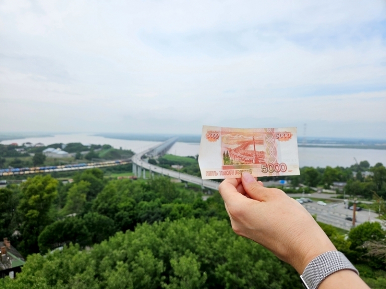 На фото: знаменитый Амурский мост, запечатленный на 5000 купюре - символ современного Хабаровска.
