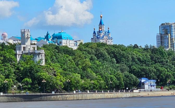 На фото: вдоль Амура белым парусом высятся дома Хабаровска.. А увидишь город издали – будто не дома, а корабли..