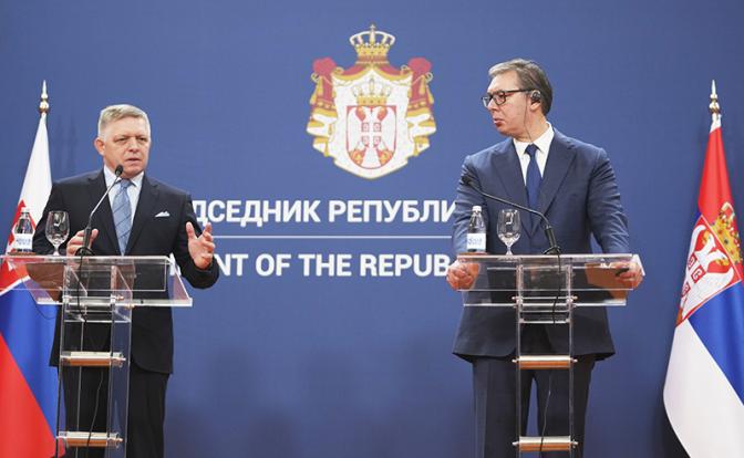 На фото: президент Сербии Александр Вучич и премьер-министр Словакии Роберт Фицо (справа налево)