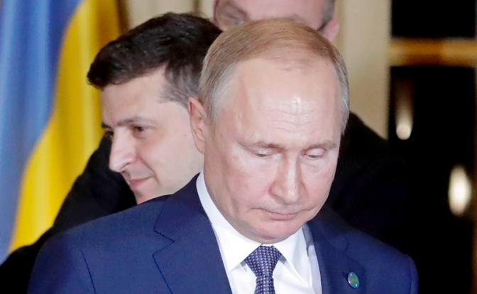 На фото: президент России Владимир Путин (на переднем плане) и президент Украины Владимир Зеленский.