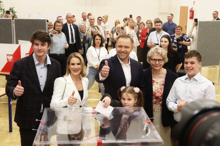 На фото: Кароль Навроцкий с супругой Мартой и детьми Даниэлем, Антонием и Катажиной во время голосования во втором туре президентских выборов.