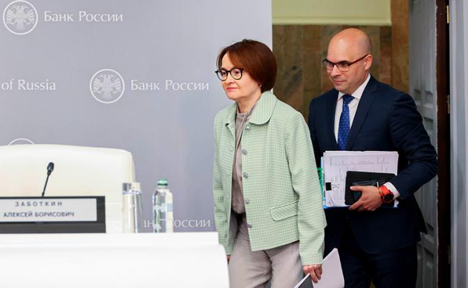 На фото: председатель Банка России Эльвира Набиуллина и заместитель председателя Банка России Алексей Заботкин во время пресс-конференции по итогам заседания Совета директоров Банка России по вопросу ключевой ставки.