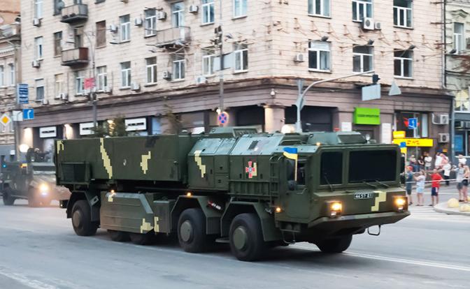 На фото: украинский оперативно-тактический ракетный комплекс "Гром-2