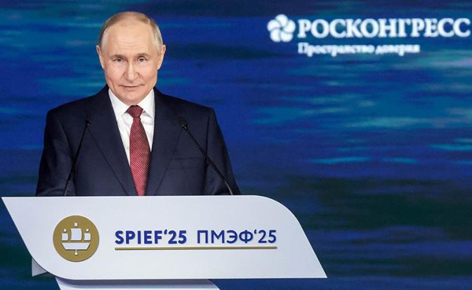 На фото: президент РФ Владимир Путин во время пленарного заседания в рамках XXVIII Петербургского международного экономического форума