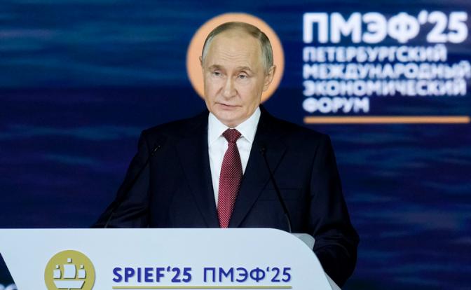 На фото: президент РФ Владимир Путин во время пленарного заседания в рамках XXVIII Петербургского международного экономического форума на территории конгрессно-выставочного центра "Экспофорум".