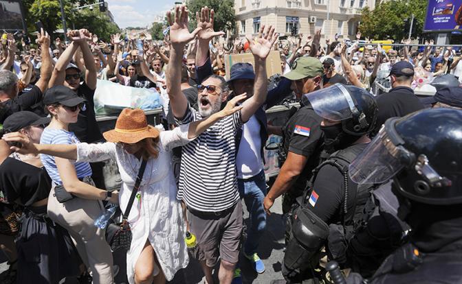 На фото: массовые протесты в Белграде