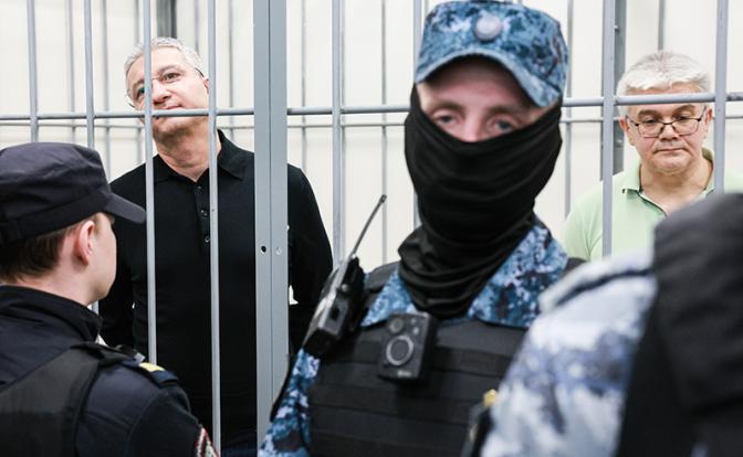 На фото: бывший заместитель министра обороны РФ Тимур Иванов и бывший генеральный директор АО "Спецтранслизинг" Антон Филатов (слева направо)