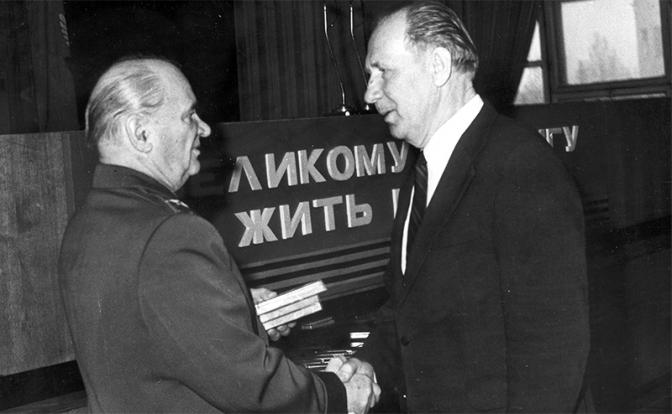 На фото: начальник ГРУ генерал армии П. Ивашутин (слева) вручает награду В. Глухову. Москва. 1985 год