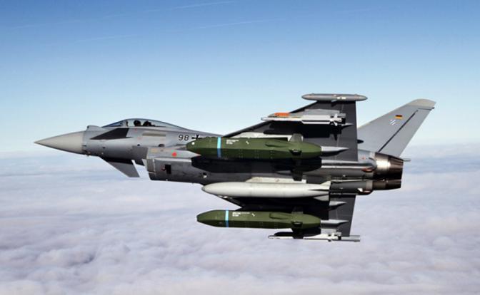 На фото: истребитель Eurofighter с двумя крылатыми ракетами класса «воздух-земля» Taurus KEPD 350.
