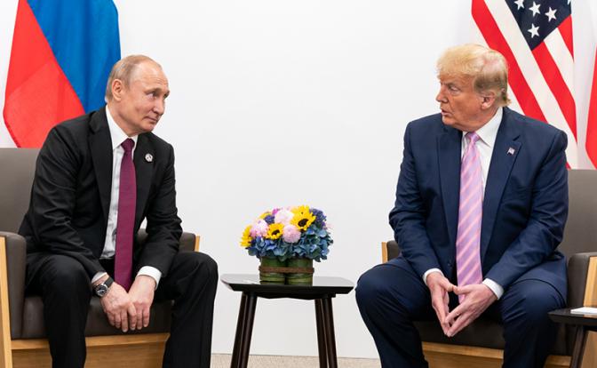 На фото (слева направо): президент РФ Владимир Путин и президент США Дональд Трамп.