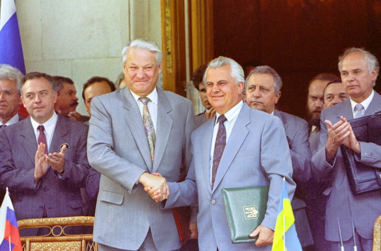 На фото: президент РФ Борис Ельцин (слева) и президент Украины Леонид Кравчук после церемонии подписания соглашения по черноморскому флоту, 1992 год.