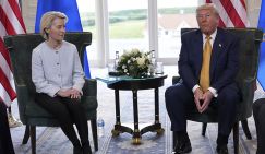 Покрыл, как бык овцу: Урсула глупо улыбалась, когда Трамп делал с Европой все, что хотел