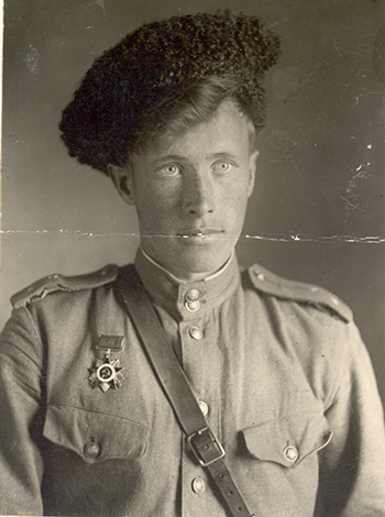 На фото: командир сабельного взвода старший лейтенант В. Грошев. Май 1943 г.