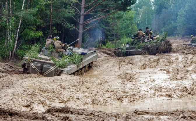 На фото: украинские военные.