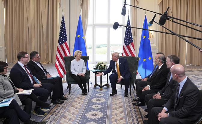 На фото: председатель Еврокомиссии Урсула фон дер Ляйен и президент США Дональд Трамп во время встречи