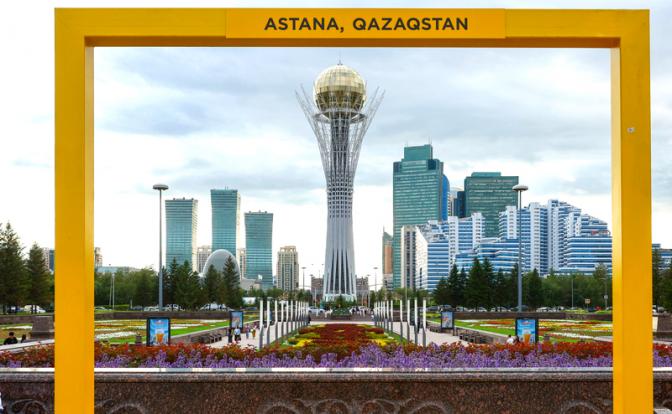 На фото: вид на здание «Астана-Байтерек», смотровую башню, Астана, Казахстан.