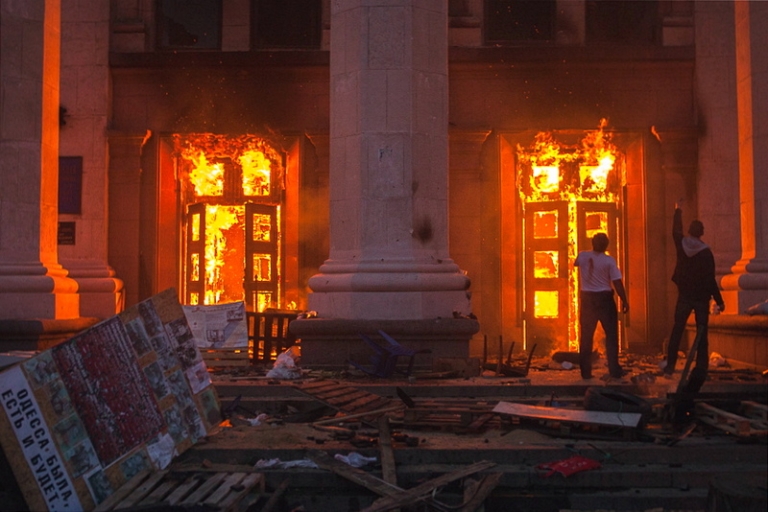 На фото: пожар в здании областного совета профсоюзов в Одессе, 2014 год.