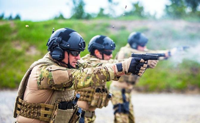На фото: солдаты Constellis, ранее Blackwater , — американской частной военной компании, основанной 26 декабря 1997 года бывшим офицером спецназа ВМС США Эриком Принсом.