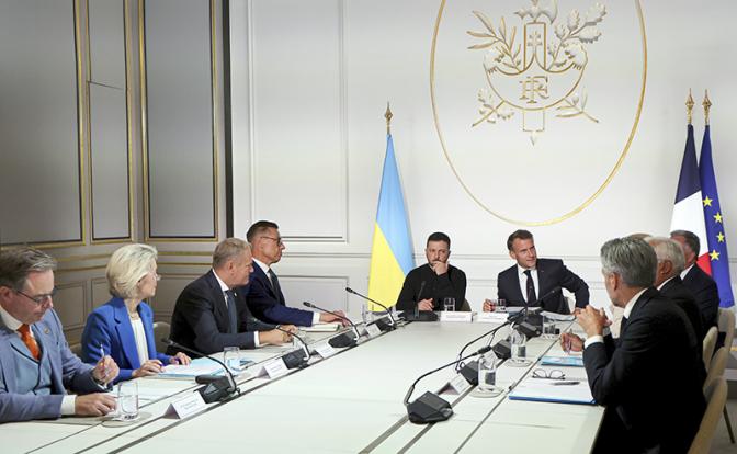 На фото: встреча лидеров стран "коалиции желающих" и президента Украины Владимира Зеленского в Париже