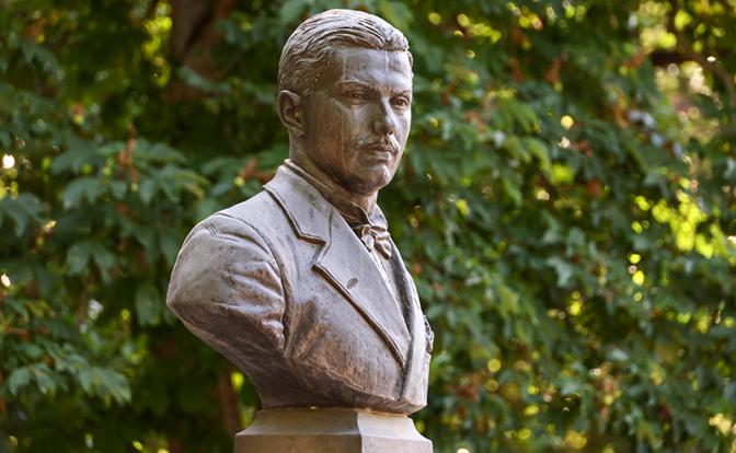 На фото: памятник офицеру советской внешней разведки Дмитрию Быстролетову