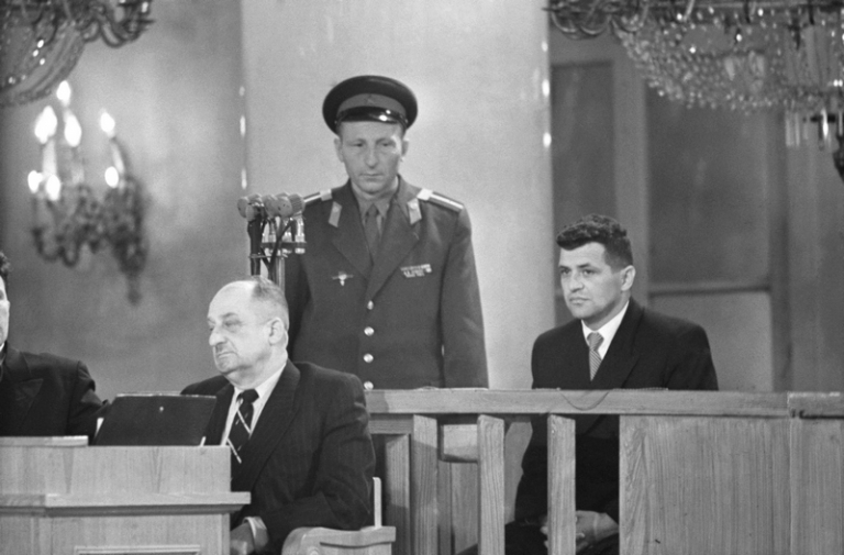 На фото: советский адвокат Михаил Ильич Гринев (слева) и американский летчик Френсис Гарри Пауэрс, обвиняемый в шпионаже против СССР, (справа) во время вынесения приговора на открытом судебном заседании Военной коллегии Верховного суда СССР в Колонном зале Дома союзов, Москва, 1960 год.