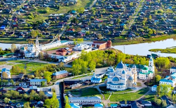 На фото: вид на исторический город Верхотурье, Свердловская область. Троицкая церковь (1703–1712), Николаевский монастырь (основан в 1604 году) с Крестовоздвиженским собором (1905–1913) и Преображенской церковью (1821).