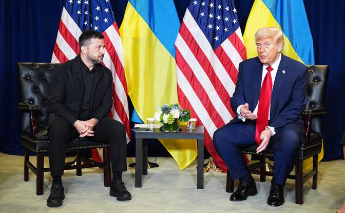 На фото: президент США Дональд Трамп (справа) и президент Украины Владимир Зеленский (слева) во время встречи.