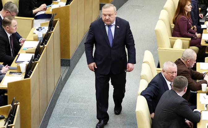 На фото: депутат от «Единой России», генерал Владимир Шаманов (в центре)