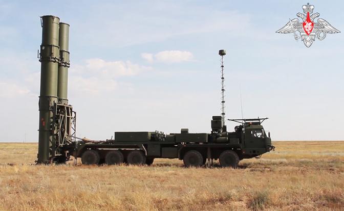 На фото: зенитная ракетная система (ЗРС) С-500