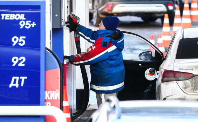 Удары по НПЗ или мировые цены – что сильнее бьет по карману покупателей бензина