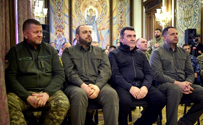 На фото (слева направо): Валерий Залужный, Рустем Умеров, Алексей Данилов, Андрей Ермак.