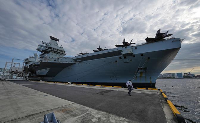 На фото: авианосец британских ВМС "Принц Уэльский"