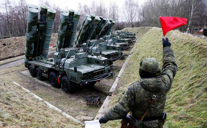 На фото: боевые расчеты зенитных ракетных комплексов С-400 "Триумф".