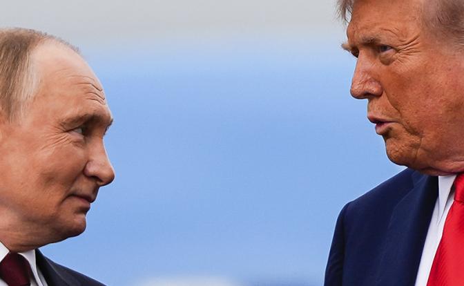 На фото: президент США Дональд Трамп и президент России Владимир Путин (справа налево)