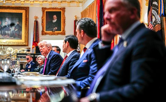 На фото: президент США Дональд Трамп принимает участие в двустороннем обеде с президентом Украины Владимиром Зеленским в Белом доме в Вашингтоне, округ Колумбия, в пятницу, 17 октября 2025 года.