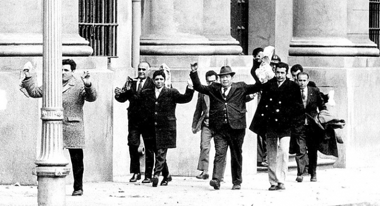 На фото: 11 сентября 1973 года сотрудники покидают чилийский президентский дворец Ла-Монеда после капитуляции перед чилийскими военными в ходе переворота, организованного генералом Аугусто Пиночетом в Сантьяго. 