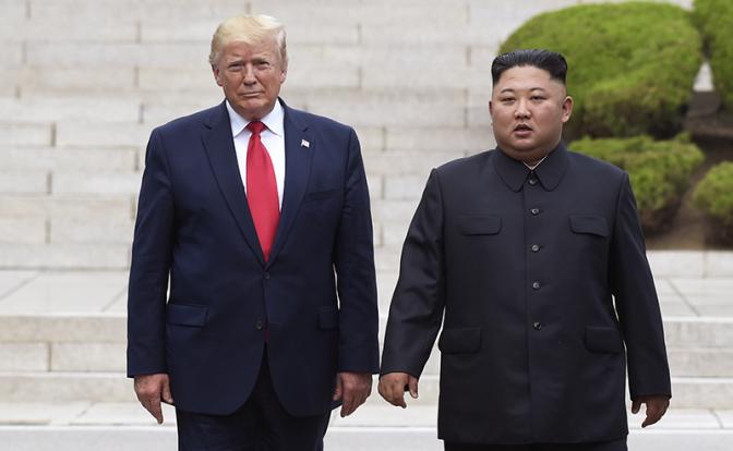 На фото: президент США Дональд Трамп и лидер КНДР Ким Чен Ын (слева направо). Архивное фото.