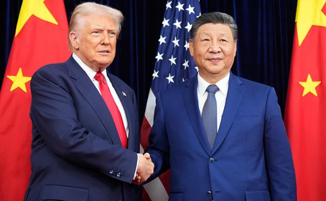 На фото: председатель КНР Си Цзиньпин и президент США Дональд Трамп (справа налево) во время встречи на авиабазе Кимхэ.