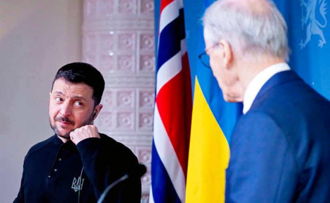 На фото: премьер-министр Норвегии Йонас Гар Стёре (справа) и президент Украины Владимир Зеленский (слева) во время совместной пресс-конференции.