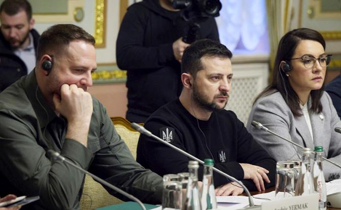 На фото (слева направо): глава офиса президента Украины Андрей Ермак, Владимир Зеленский и премьер-министр Украины Юлия Свириденко.