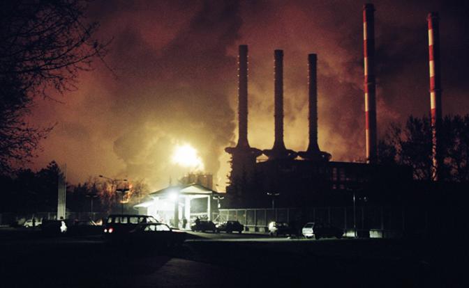На фото: Белград. 4 апреля 1999 г. Горящее здание теплоэлектроцентрали в районе Новый Белград, разрушенное после бомбовых ударов натовской авиации.
