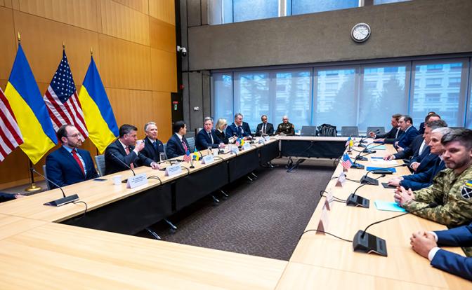 На фото: делегации США (слева) и Украины (справа) во время переговоров по урегулированию конфликта на Украине.