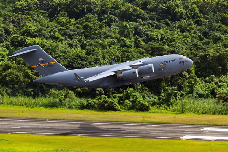 На фото: самолёт C-17 Globemaster III ВВС США во время взлета с авиабазы.