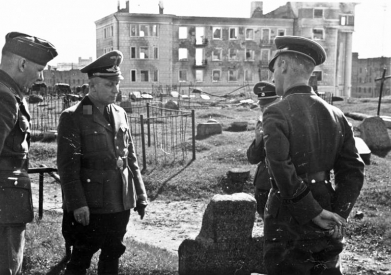 На фото: гауляйтер Кубе в Минске. Май 1943 года.