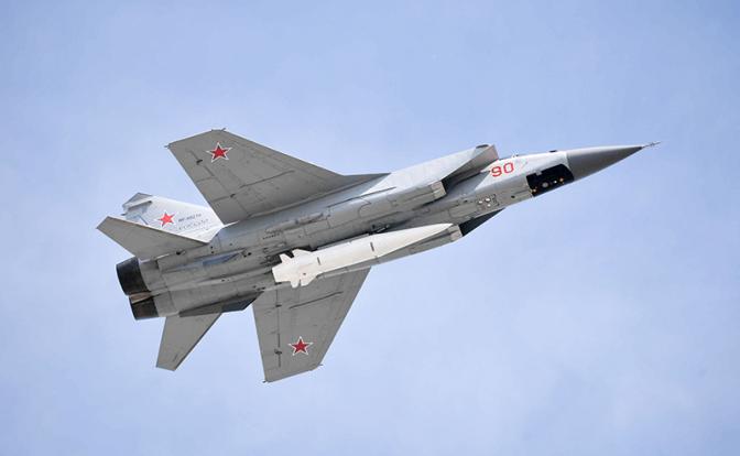 На фото: сверхзвуковой истребитель-перехватчик МиГ-31К с гиперзвуковой ракетой "Кинжал"