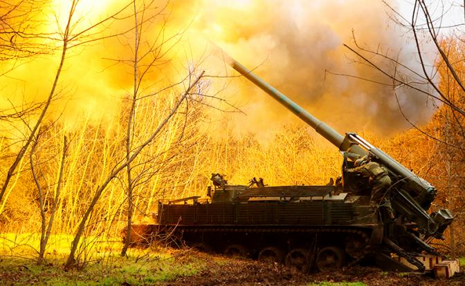 На фото: 152-мм самоходная пушка 2С5 "Гиацинт-С" во время боевой работы в зоне СВО.