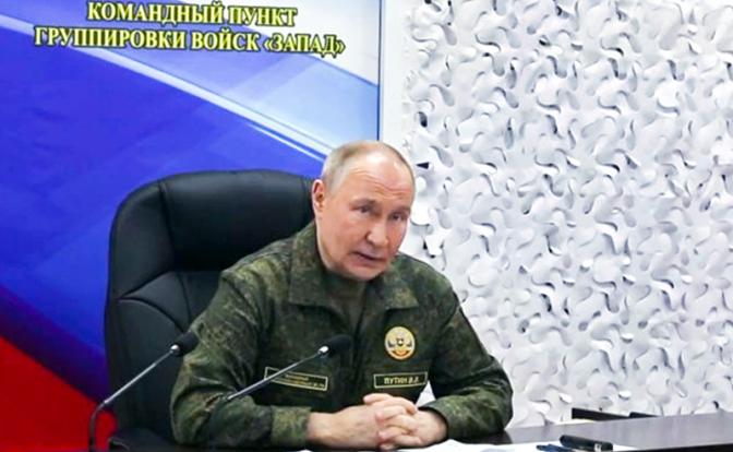 На фото: президент РФ Владимир Путин во время совещания в одном из командных пунктов группировки "Запад". Снимок с видео. Максимально возможное качество.