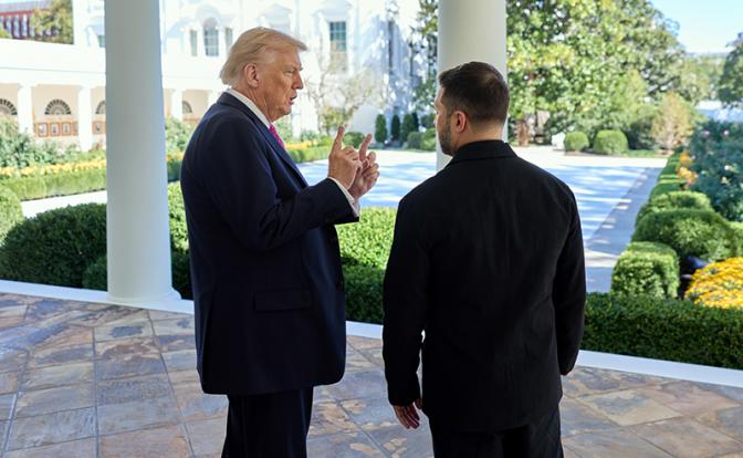 На фото: президент США Дональд Трамп и президент Украины Владимир Зеленский (слева направо). Архивное фото
