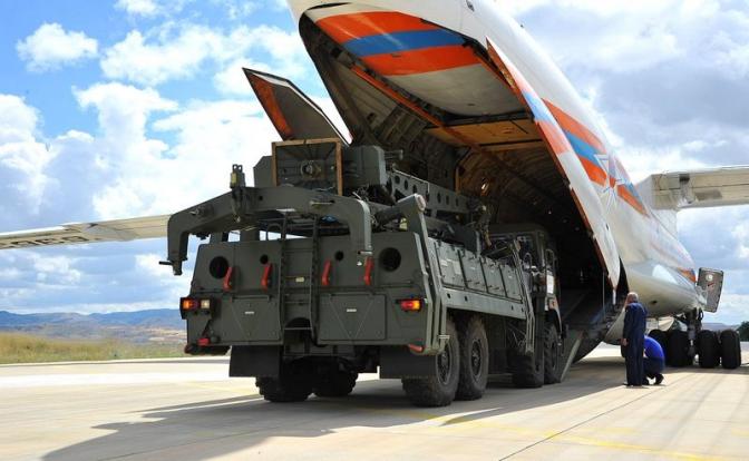 На фото: компоненты зенитно-ракетных комплексов С-400, доставленные российским военным самолетом на авиабазу в Анкаре., Турция.
